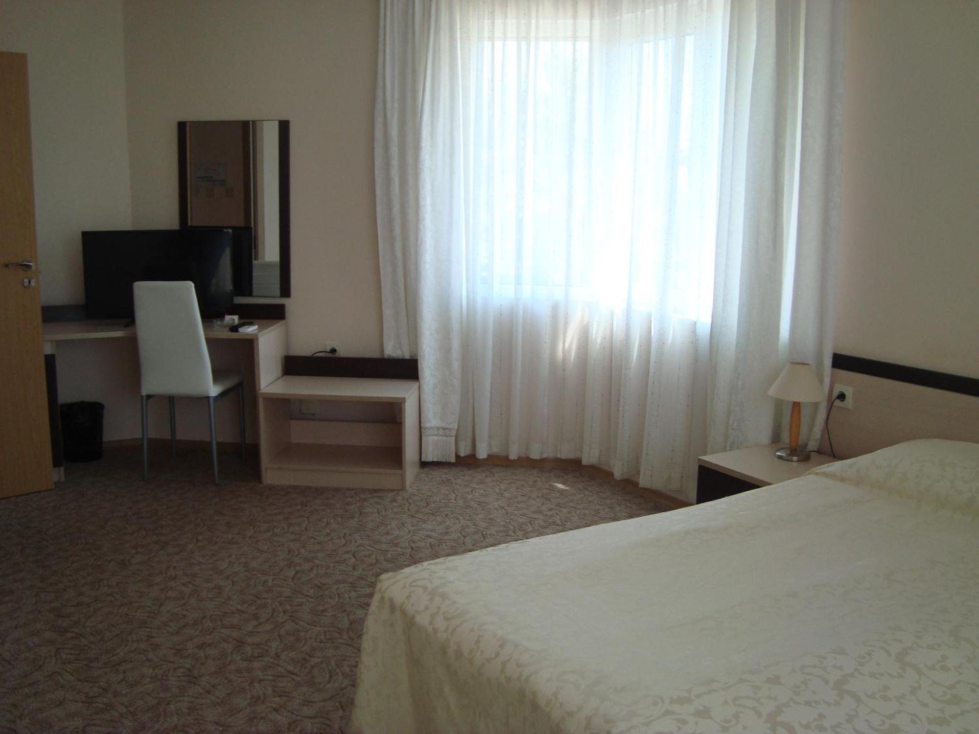 Hotel Astra Ravda ภายนอก รูปภาพ