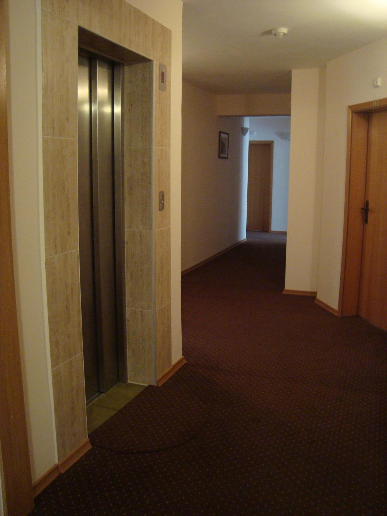 Hotel Astra Ravda ภายนอก รูปภาพ